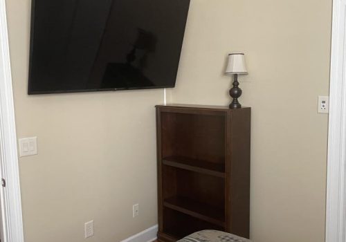 Can one person hang a TV on the wall?