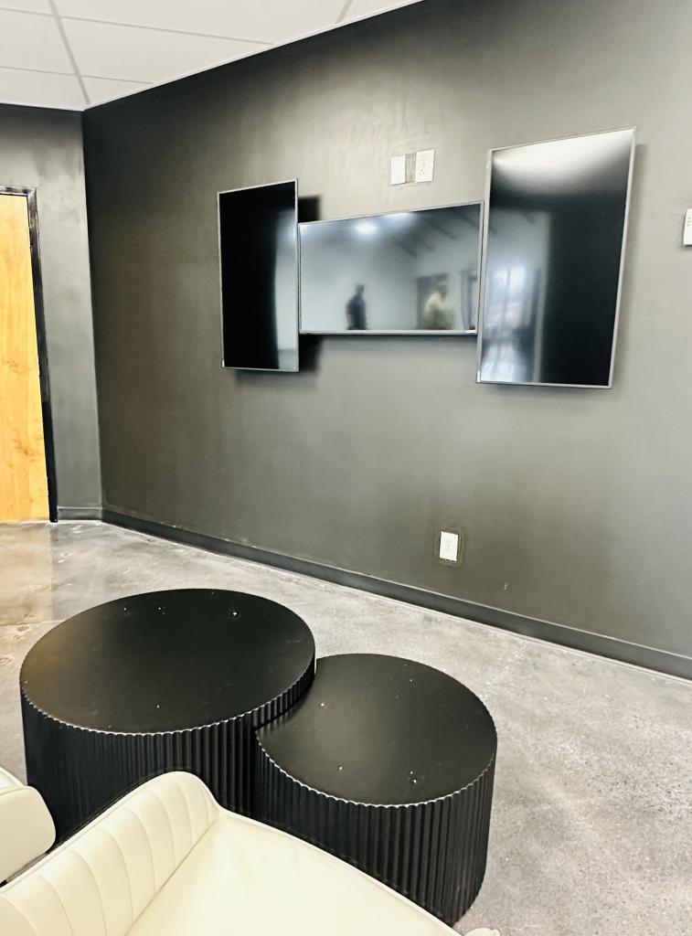tv mount service tv mounting TV mounting services outdoor tv mount outdoor tv mounting ideas same day tv mounting Tv mount over fireplace Save Time and Money: Hiring a Professional TV Wall Mount Installer Near Me